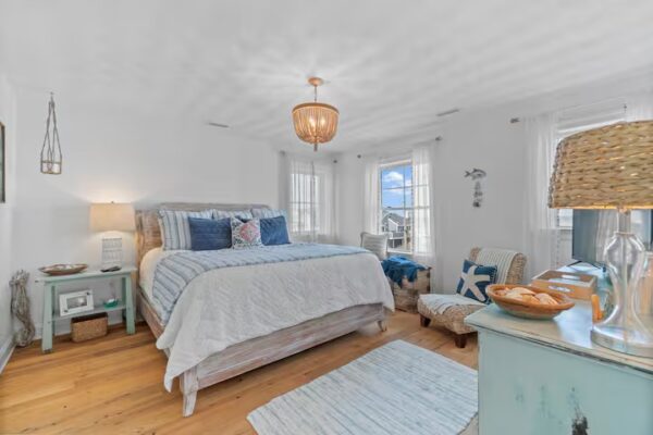King Bedroom (sleeps 2)